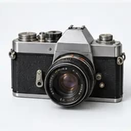 Плёночный фотоаппарат в кожаном чехле